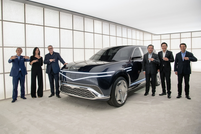 The　Genesis　Neolun　Concept　with　Hyundai　Motor　executives　including　CEO　Chang　Jae-hoon　(third　from　right)　at　the　New　York　International　Auto　Show