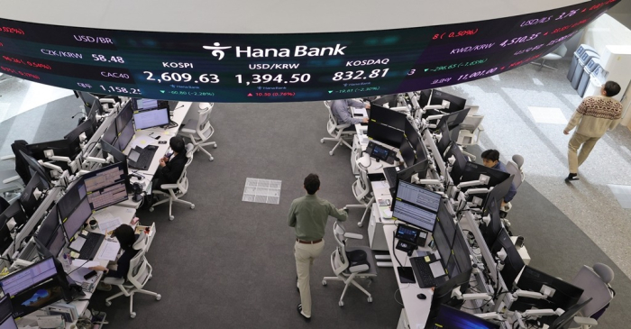 Hana Bank’s trading floor in Seoul on April 16, 2024 (File photo by Lim Dae-chul)