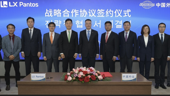LX Pantos CEO Lee Yong-ho (fourth from left) and Sinotrans CEO Rong Song (fifth), along with other company officials, pose for a photo after signing a partnership deal in Beijing in May 2024