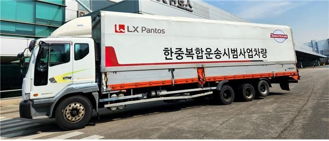 A truck for a test run under the joint multimodal transit business between LX Pantos and Sinotrans (Courtesy of Korea's Transport Ministry)