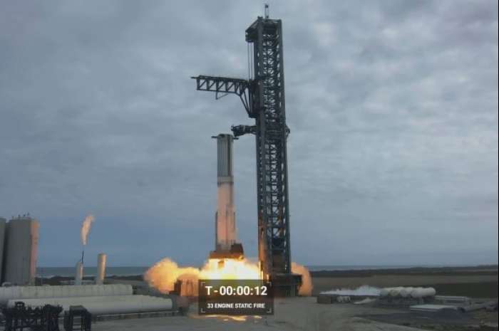 SpaceX　in　2022　conducts　a　fire　test　of　its　super　heavy-lift　launch　vehicle　for　Starship　under　development