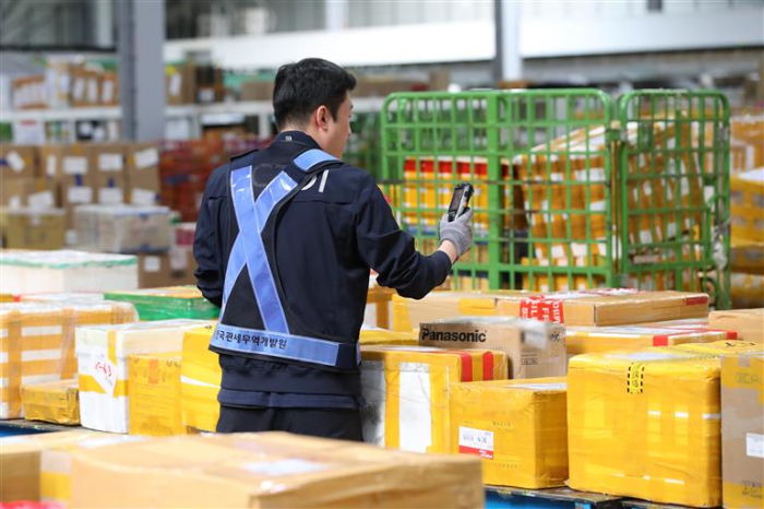 A customs official in Incheon checks goods purchased from Chinese online shopping malls (Courtesy of News1)