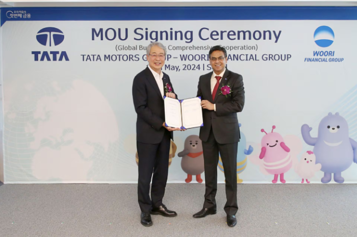 Woori　Financial　Group　Chairman　and　CEO　Yim　Jong-Yong　(left),　Tata　Motors　President　and　head　of　commercial　vehicle　business　unit　Girish　Wagh　at　MOU　signing　ceremony　on　May　16　(Courtesy　of　Woori)