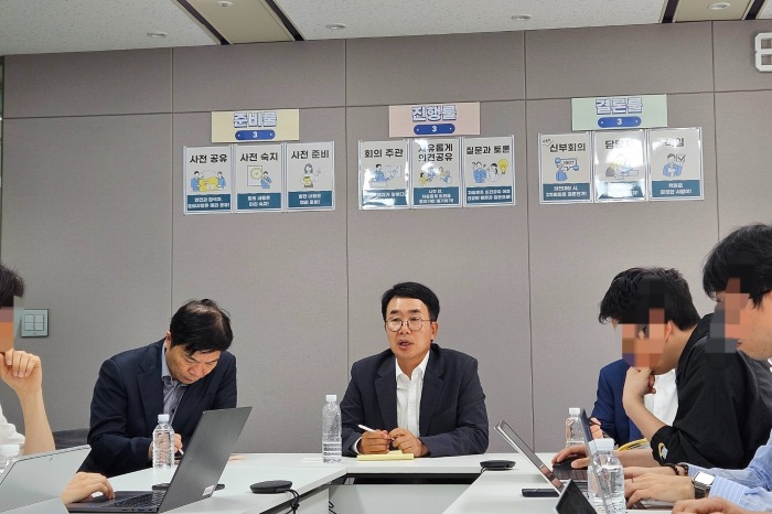 HLB Chairman Jin Yang-gon holds a press conference to explain the FDA's CRL on May 17, 2024