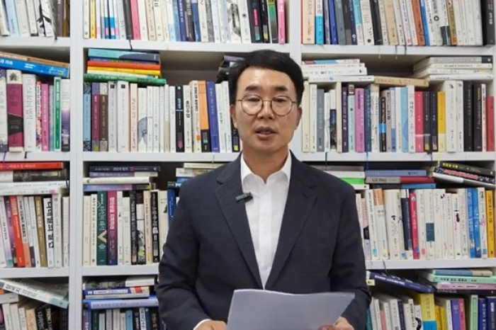 HLB Chairman Jin Yang-gon announces the FDA's notification of a CRL for its combination therapy of Rivoceranib and Camrelizumab on the company’s official YouTube channel on May 17, 2024
