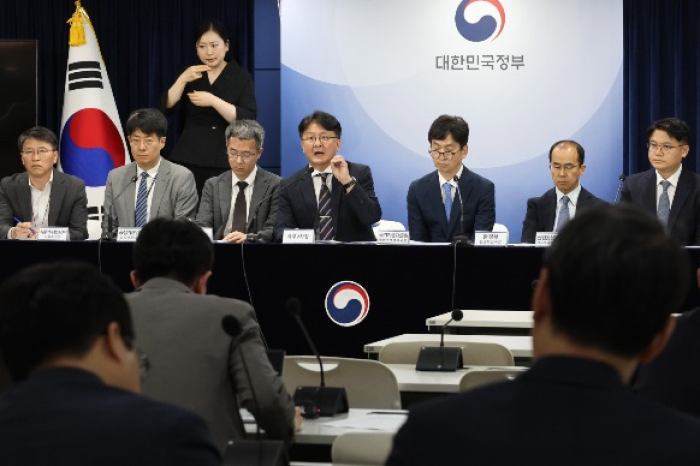 Lee　Jung-won　(fourth　from　left),　second　deputy　chief　of　the　Office　for　Government　Policy　Coordination,　speaks　during　a　media　briefing　on　May　19,　2024