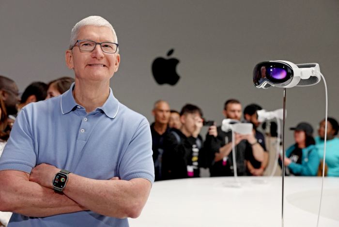 Apple　CEO　Tim　Cook　stands　next　to　the　new　Apple　Vision　Pro　headset　during　the　Apple　Worldwide　Developers　Conference　on　June　05,　2023