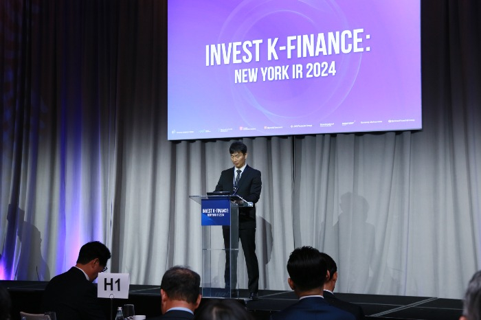 Lee　Bok-hyun,　governor　of　the　Financial　Supervisory　Service　(FSS),　gives　a　speech　at　the　Invest　K-Finance:　New　York　IR　2024　(Courtesy　of　the　FSS)