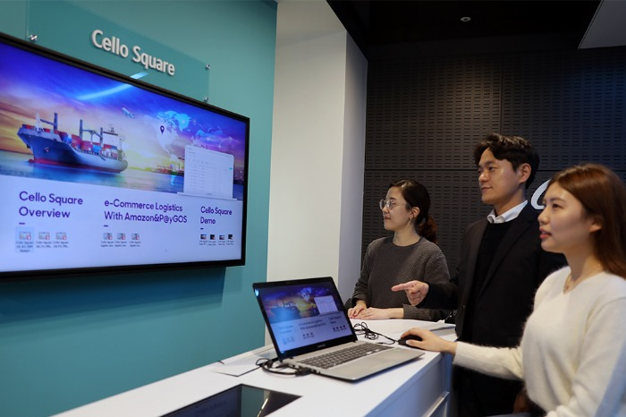 Samsung SDS employees demonstrate Cello Square operation (Courtesy of Samsung SDS)