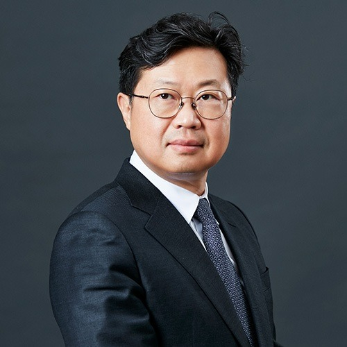 Kim　Woojin,　a　professor　at　Seoul　National　University　Business　School