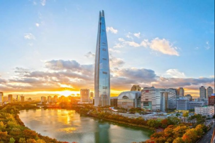 Lotte　World　Tower,　where　Signiel　Seoul　is　located　(Courtesy　of　Hotel　Lotte) 