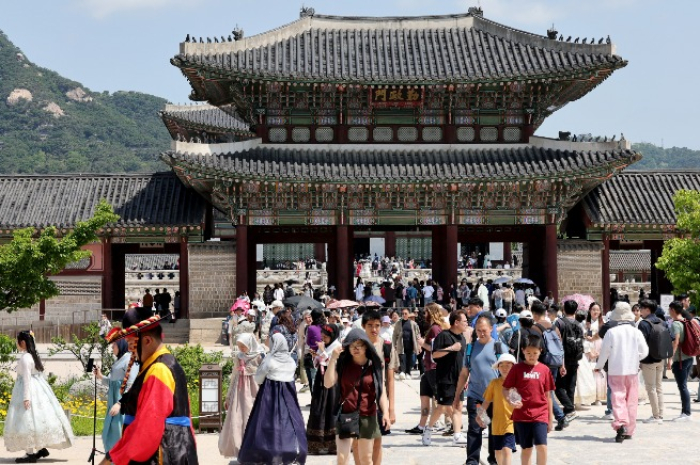 Gyeongbok　Palace　in　Seoul,　crowded　with　tourists　(Courtesy　of　News1　Korea) 