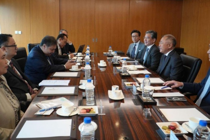 Indonesia’s Coordinating Minister for Economic Affairs Airlangga Hartarto (third from left), Hyundai Motor Group Chairman Chung Euisun (third from right) (Screen shot captured from Airlangga Hartarto)
