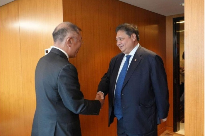 Hyundai Motor Group Chairman Chung Euisun (left), Indonesia’s Coordinating Minister for Economic Affairs Airlangga Hartarto (Screen shot captured from Airlangga Hartarto)