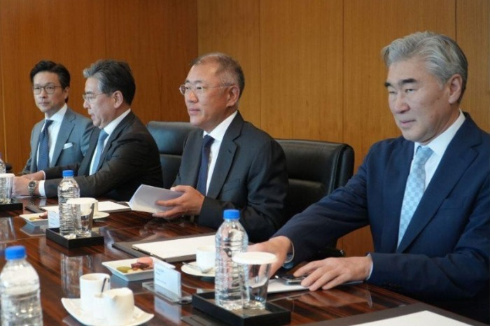 Hyundai Motor Chief Executive Chang Jae-hoon (second from left), Hyundai Motor advisor Sung Kim (far right) (Screen shot captured from Airlangga Hartarto)