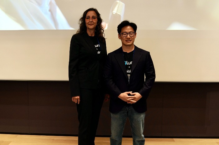 Teri Thomas, chief executive of Volpara Health (left), Brandon Suh, CEO of Lunit