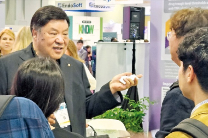 Celltrion Group founder and Chairman Seo Jung-jin (on left) visiting the Celltrion booth at DDW 2024