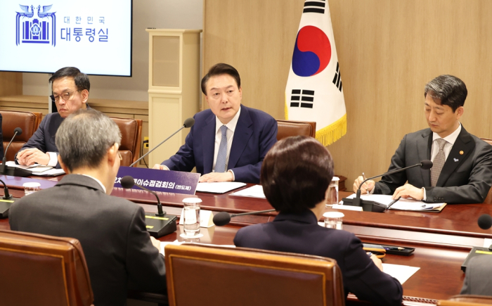 President Yoon Suk Yeol (center) announces a billion chip industry support package at an economic ministers' meeting on May 23, 2024