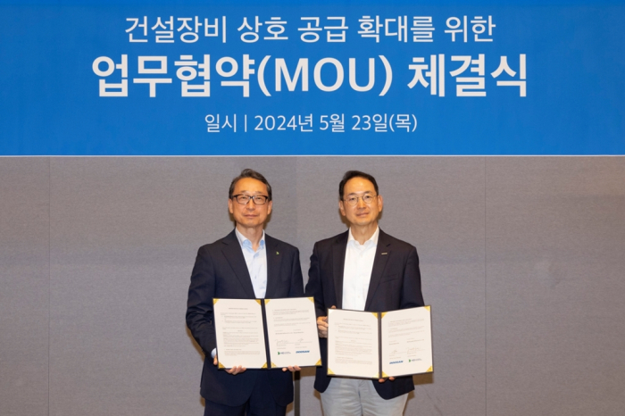 HD　Hyundai　Infracore　CEO　Cho　Young-cheul　(left)　and　Doosan　Bobcat　CEO　and　Vice　Chairman　Scott　Park　agree　to　product　cross-selling　under　their　own　brands