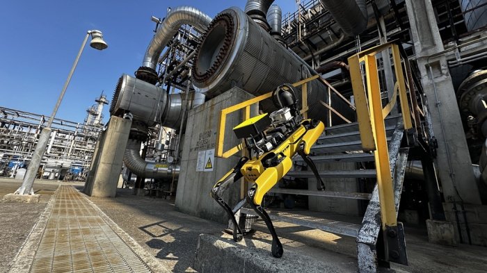 Boston　Dynamics'　robot　dog　Spot　checks　operation　safety　at　SK　Innovation's　Ulsan　Complex　(CLX)