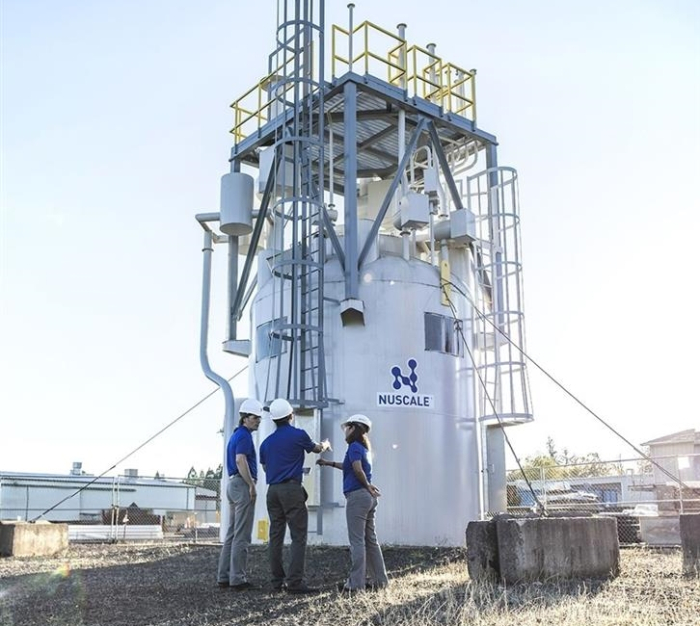 NuScale　employees　check　an　SMR　test　facility