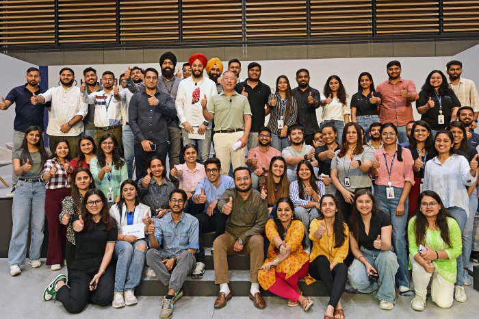 Chung　Euisun　(third　row,　center)　poses　with　Hyundai　Motor　India　employees　(Courtesy　of　Hyundai　Motor)