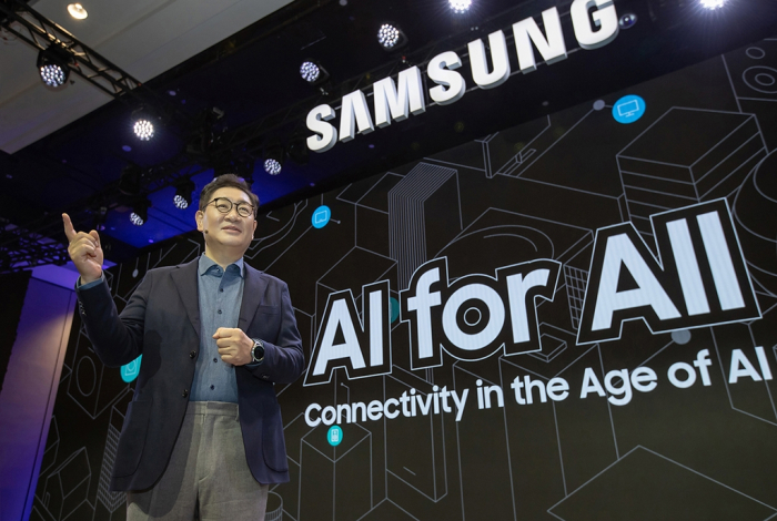 Han Jong-hee, vice chairman and head of Samsung's Device eXperience (DX) division, unveils the company's AI business strategy at CES 2024