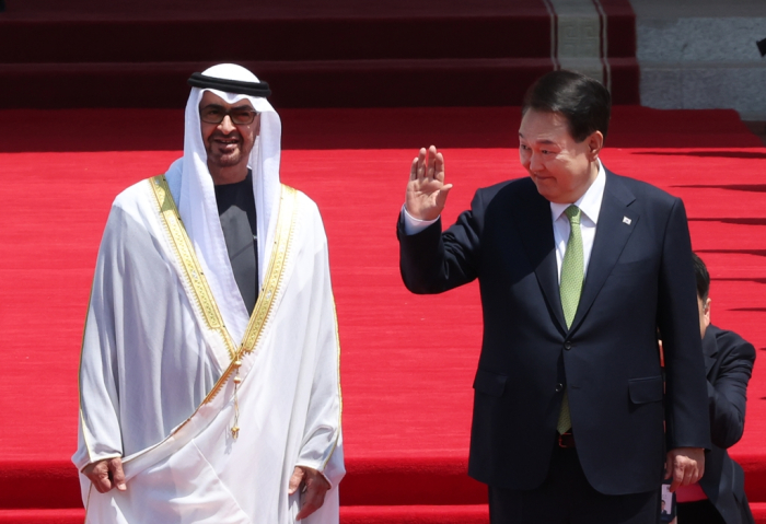UAE President Sheikh Mohamed bin Zayed Al Nahyan (left) and Korea President Yoon Suk Yeol watch an honor guard's performance at the presidential office on May 29, 2024