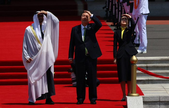 UAE President Sheikh Mohamed (left), Korean President Yoon (center) and First Lady Kim Keon Hee watch the Black Eagles' flypast over the presidential office