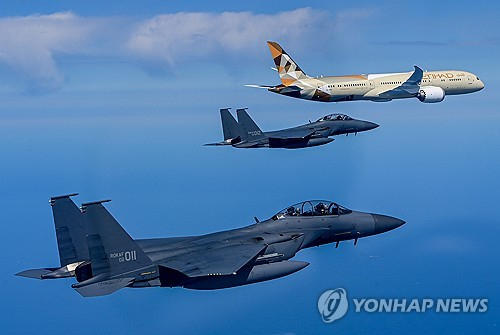 South Korea fighter jets escort UAE President Sheikh Mohamed's plane into Seoul for his state visit (Courtesy of Yonhap)
