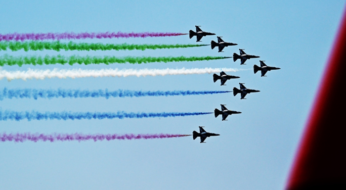 Korean Air Force’s Black Eagles aerobatic team has a flypast over the presidential office to honor the UAE president’s first Seoul visit
