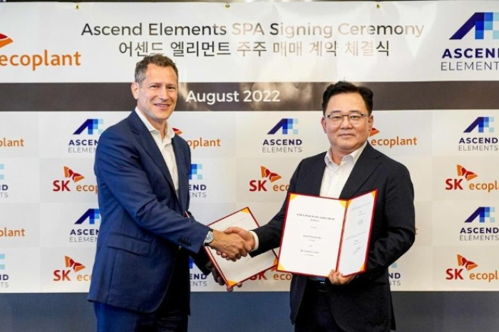 Ascend Elements CEO Mike O'Kronley (left) and SK Ecoplant CEO Park Kyung-il on Aug. 31, 2022 (Courtesy of SK Ecoplant)