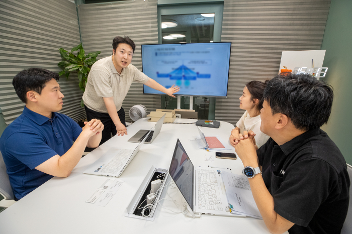 A KT official makes a reverse pitch to Korean startup officials at KT's office in Pangyo, Gyeonggi Province on May 30, 2024 (Courtesy of KT)