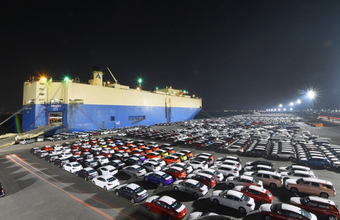 Hyundai　Motor　vehicles　are　loaded　onto　a　car　carrier　ship　for　export　at　the　port　of　Ulsan,　South　Korea　(File　photo　by　Eun-Koo　Kang)