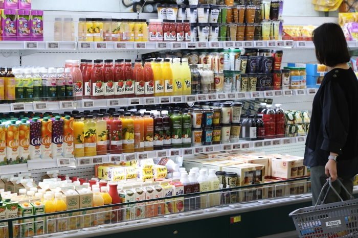 A　customer　browses　beverages　at　a　hypermarket　in　Seoul　(File　photo,　courtesy　of　Yonhap)