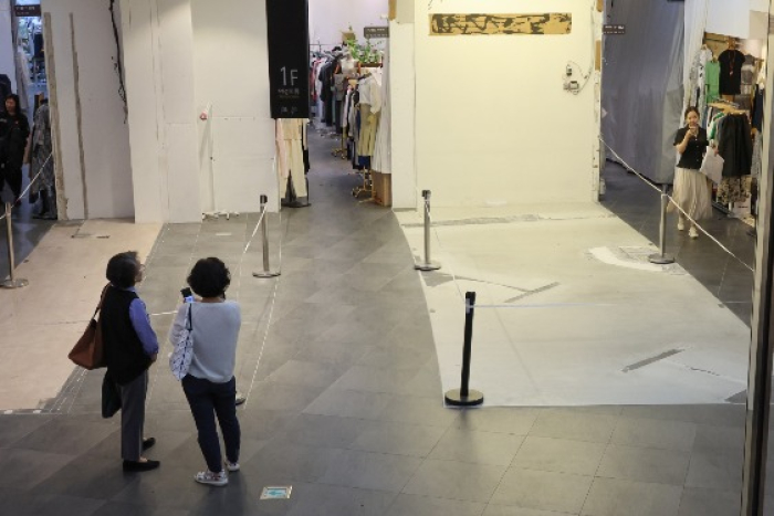 Nine　out　of　10　stores　within　the　Maxtyle　shopping　mall　remain　empty