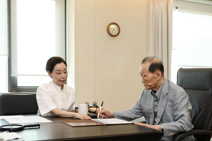 Current　Ourhome　CEO　Koo　Ji-eun　(left)　and　the　late　Chairman　Koo　Ja-hak　(File　photo)