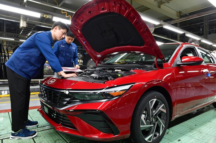 Hyundai　Motor　workers　check　an　Elantra　at　the　No.　3　plant　in　its　Ulsan　production　complex　(File　photo,　courtesy　of　Hyundai　Motor)