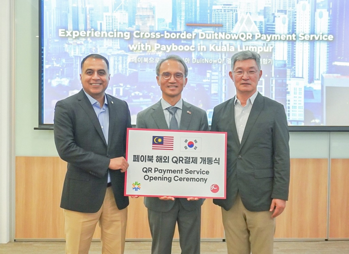 PayNet Group CEO Farhan Ahmad (from left), Ambassador of the Republic of Korea to Malaysia Yeo Seung-bae and BC Card CEO Choi Won-seok take a photo at the ceremony of the launch of South Korean credit card issuer’s QR payment service in Malaysia (Courtesy of BC Card)