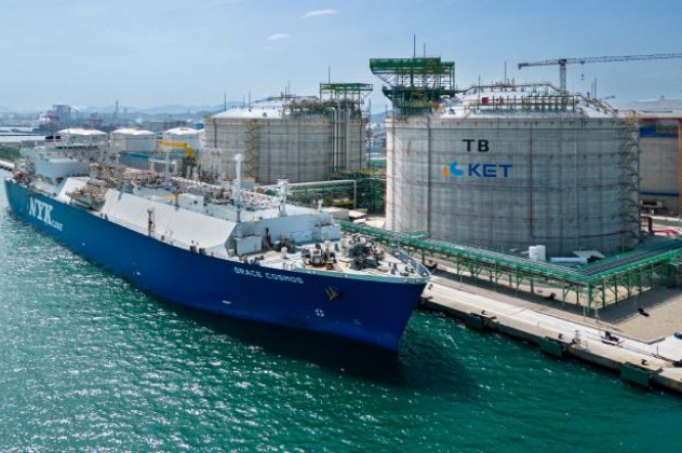 The　LNG　carrier　Grace　Cosmos　unloads　about　65,000　tons　of　LNG　at　the　Korea　Energy　Terminal　in　the　port　of　Ulsan　(Courtesy　of　SK　Gas)
