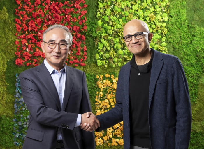 KT　CEO　Kim　Young-shub　(left)　and　Microsoft　CEO　Satya　Nadella　shake　hands　after　signing　a　strategic　partnership　at　Microsoft's　headquarters　in　Redmond,　Washington　on　June　3,　2024