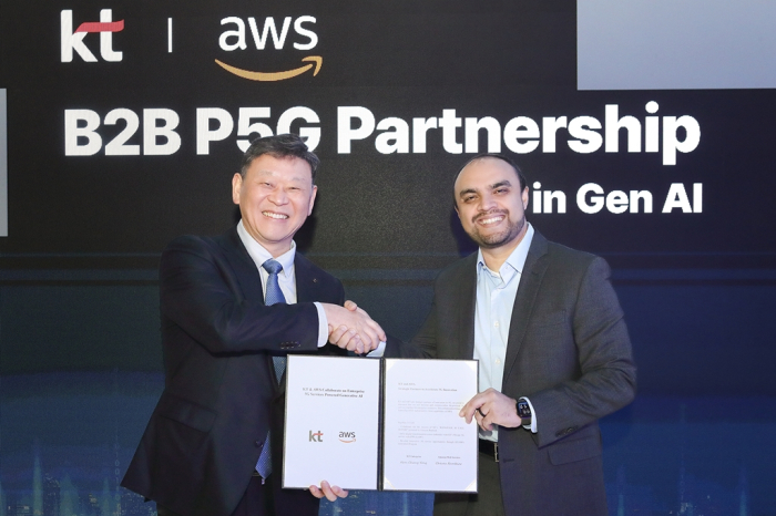 KT　Enterprise　VP　Ahn　Chang-young　(left)　and　Chivas　Nambiar,　AWS　telecom　business　unit　general　manager,　agree　to　cooperate　in　corporate　generative　AI　services　in　February
