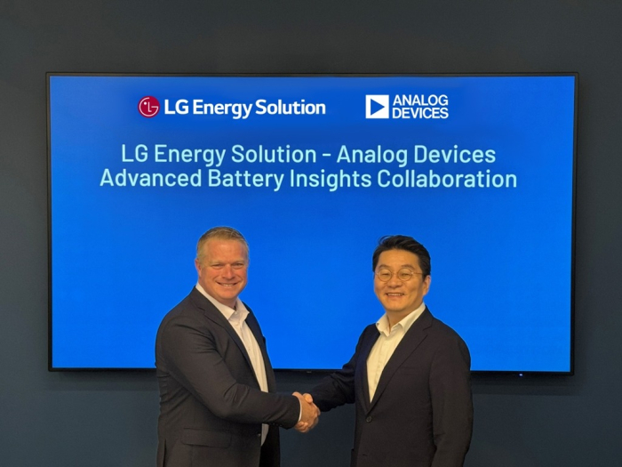 Roger Keen, ADI’s general manager for battery management (left), and Lee Dalhoon, LG Energy’s head of the BMS R&D Center, shake hands after agreeing on a partnership at ADI’s headquarters in Boston (Courtesy of LG Energy)
