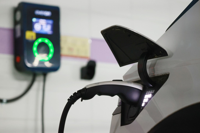 EV being charged at a parking lot in Seoul (File photo, courtesy of Yonhap)