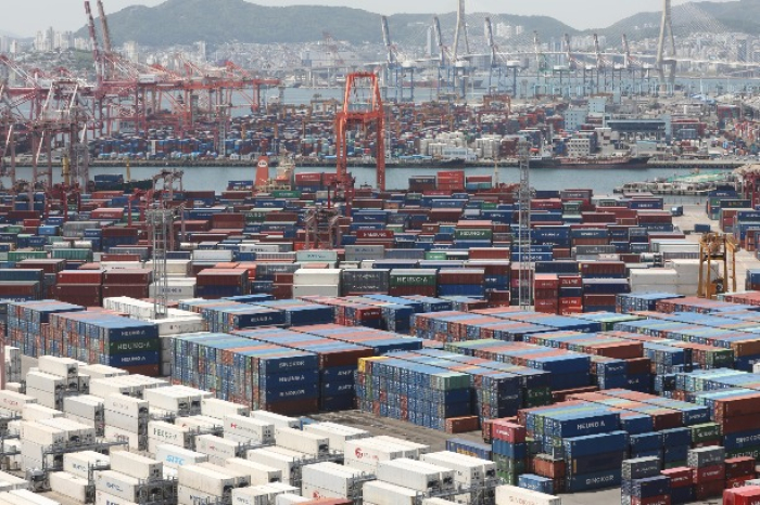 Stacked　containers　await　loading　onto　ships　at　a　South　Korean　port