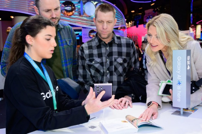 A Samsung Electronics employee demonstrates AI features of the Galaxy S24 phone at 2024 MWC (Courtesy of Samsung Electronics)