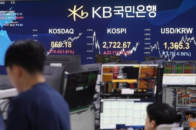 Trading　room　at　a　Kookmin　Bank　branch　in　Yeouido,　the　financial　district　in　Seoul　on　June　7　(Courtesy　of　Yonhap)  