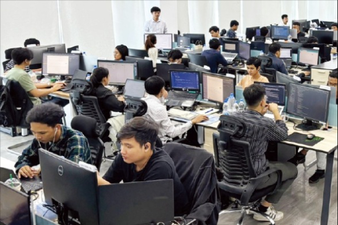 Software　developers　working　at　Mobile　C&C　Cambodia's　office　in　Phnom　Penh,　Cambodia　on　Jun　5,　2024 
