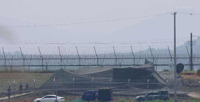 A　military　vehicle　stood　near　the　border　in　Paju,　South　Korea,　a　day　after　the　country　blared　out　a　local　radio　program. YONHAP/SHUTTERSTOCK