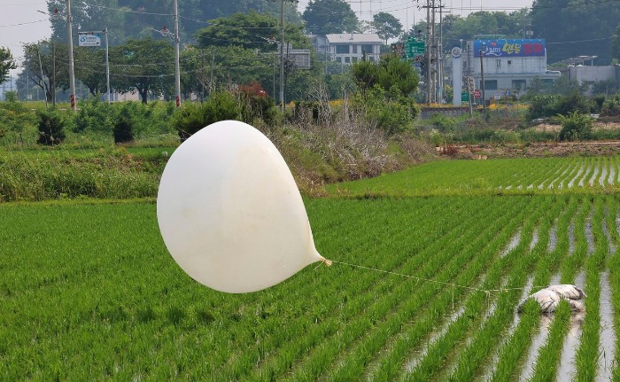 The　Kim　regime　flew　into　South　Korea　more　than　a　thousand　massive　balloons　carrying　bags　of　trash　and　excrement. PHOTO: ASSOCIATED　PRESS